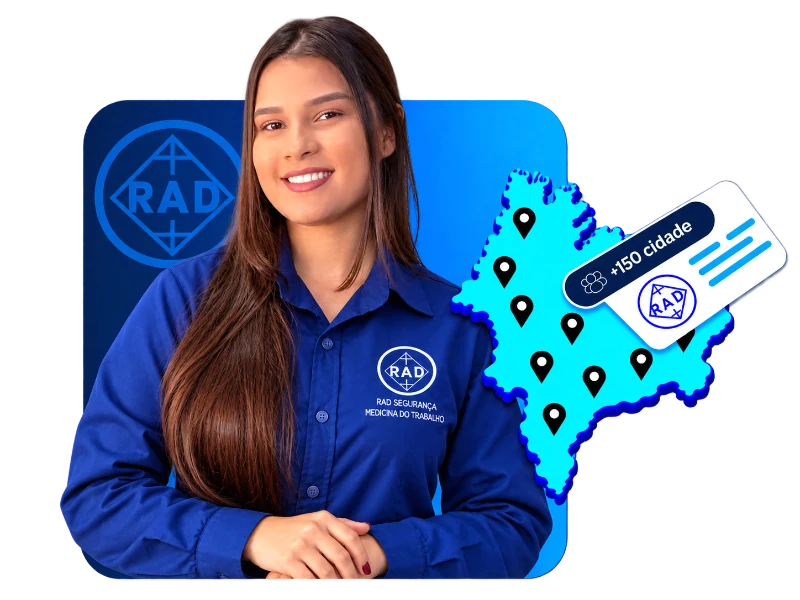 Profissional da RAD ao lado de um mapa que representa a região de atendimento da empresa