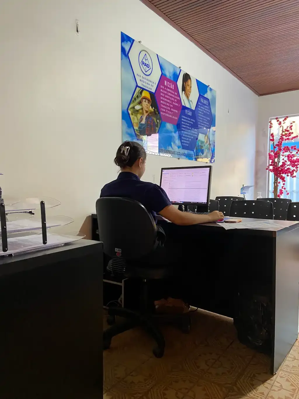 Equipe da RAD em atividade na sala administrativa